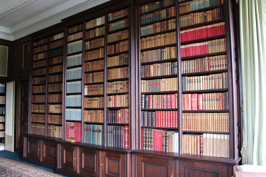 De kasteelbibliotheek van Middachten met wandvullende boekenkasten